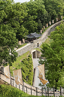 포토 JPG 주간 나무 한국전통 길 여행 유적지 풍경 사람없음 야외 관광지 봄 세계문화유산 문화재 깃발 역사 한국사 국내여행 사적지 백제역사유적지구 공산성 국내포토 자연요소 식물 전통 계절 고건축 한국 공주_충청남도 파일형식