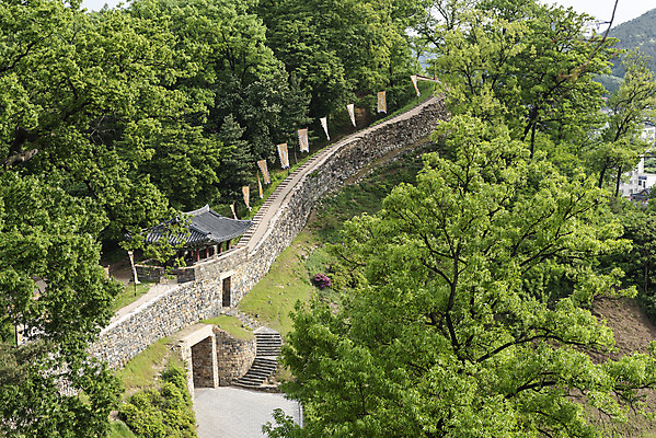 포토 JPG 주간 나무 한국전통 길 여행 유적지 풍경 사람없음 야외 관광지 봄 세계문화유산 문화재 깃발 역사 한국사 국내여행 사적지 백제역사유적지구 공산성 국내포토 자연요소 식물 전통 계절 고건축 한국 공주_충청남도 파일형식