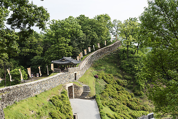 포토 JPG 주간 나무 한국전통 길 여행 유적지 풍경 사람없음 야외 관광지 봄 세계문화유산 문화재 깃발 역사 한국사 국내여행 사적지 백제역사유적지구 공산성 국내포토 자연요소 식물 전통 계절 고건축 한국 공주_충청남도 파일형식