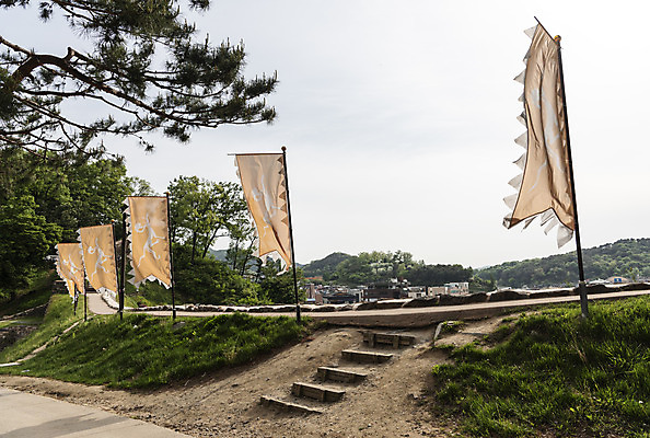 포토 JPG 주간 나무 한국전통 길 여행 유적지 하늘 풍경 사람없음 야외 관광지 봄 세계문화유산 문화재 깃발 역사 한국사 국내여행 사적지 백제역사유적지구 공산성 국내포토 자연요소 식물 전통 계절 고건축 한국 공주_충청남도 파일형식