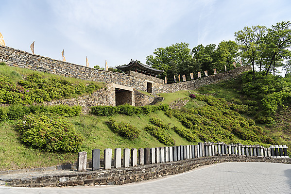 포토 JPG 주간 나무 한국전통 여행 유적지 하늘 풍경 사람없음 야외 관광지 봄 세계문화유산 문화재 역사 한국사 비석 국내여행 사적지 백제역사유적지구 공산성 국내포토 자연요소 식물 전통 계절 고건축 한국 공주_충청남도 파일형식