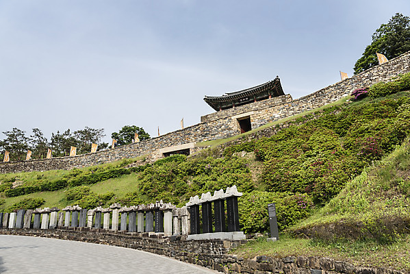 포토 JPG 주간 한국전통 여행 유적지 하늘 풍경 사람없음 야외 관광지 봄 세계문화유산 문화재 역사 한국사 비석 국내여행 사적지 백제역사유적지구 공산성 국내포토 자연요소 전통 계절 고건축 한국 공주_충청남도 파일형식