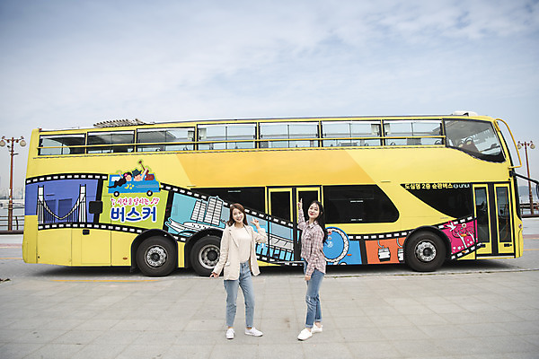 포토 JPG 주간 전신 우먼라이프 여자 여행 하늘 서기 20대 성인 야외 두명 앞모습 옆모습 관광지 친구 봄 우정 한국인 즐거움 이층버스 여수 국내여행 봄여행 시티투어 성인여자만 국내포토 자연요소 라이프스타일 계절 감정 뷰포인트 관계 모션 버스 사람 동양인 청년 전라남도 여자만 성인만 파일형식