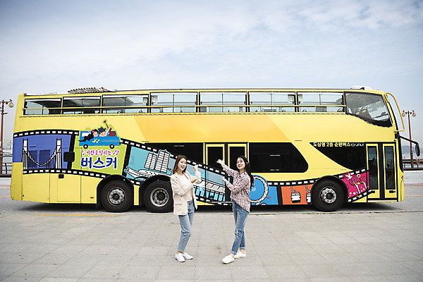 포토 JPG 주간 전신 우먼라이프 여자 여행 하늘 서기 20대 성인 야외 두명 옆모습 관광지 친구 봄 우정 한국인 가리킴 즐거움 이층버스 여수 국내여행 봄여행 시티투어 성인여자만 국내포토 자연요소 라이프스타일 계절 감정 뷰포인트 관계 모션 버스 사람 동양인 손짓 청년 전라남도 여자만 성인만 파일형식