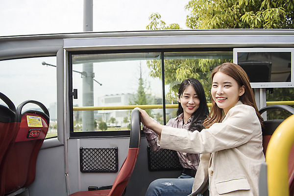 포토 JPG 주간 우먼라이프 여자 여행 미소 앉기 상반신 20대 성인 야외 두명 옆모습 관광지 친구 봄 우정 한국인 즐거움 이층버스 여수 국내여행 봄여행 시티투어 성인여자만 국내포토 자연요소 라이프스타일 계절 감정 뷰포인트 관계 모션 버스 표정 사람 동양인 청년 전라남도 여자만 성인만 파일형식
