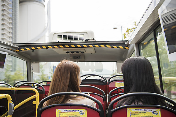 포토 JPG 주간 우먼라이프 여자 여행 앉기 상반신 20대 성인 야외 두명 뒷모습 관광지 친구 봄 우정 한국인 즐거움 이층버스 여수 국내여행 봄여행 시티투어 성인여자만 국내포토 자연요소 라이프스타일 계절 감정 뷰포인트 관계 모션 버스 사람 동양인 청년 전라남도 여자만 성인만 파일형식