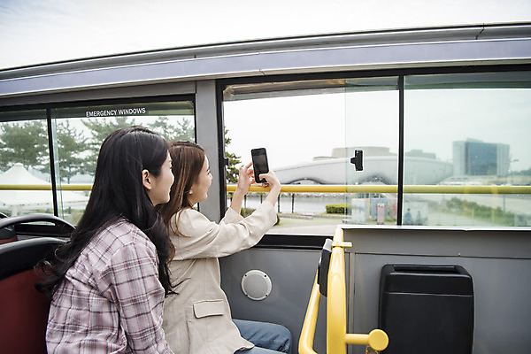 포토 JPG 주간 우먼라이프 여자 여행 앉기 상반신 20대 성인 야외 두명 옆모습 관광지 친구 스마트폰 사진촬영 봄 우정 한국인 즐거움 이층버스 여수 국내여행 봄여행 시티투어 성인여자만 국내포토 자연요소 라이프스타일 계절 감정 뷰포인트 관계 모션 버스 사람 동양인 청년 핸드폰 스마트기기 촬영 전라남도 여자만 성인만 파일형식