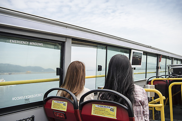 포토 JPG 주간 우먼라이프 여자 바다 여행 하늘 앉기 상반신 20대 성인 야외 두명 뒷모습 관광지 친구 봄 우정 한국인 즐거움 이층버스 여수 국내여행 봄여행 시티투어 성인여자만 국내포토 자연요소 라이프스타일 계절 감정 뷰포인트 관계 모션 버스 사람 동양인 청년 전라남도 여자만 성인만 파일형식