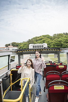 포토 JPG 주간 전신 우먼라이프 여자 여행 하늘 서기 미소 20대 성인 야외 두명 앞모습 관광지 친구 봄 우정 한국인 즐거움 손인사 이층버스 여수 국내여행 봄여행 시티투어 성인여자만 국내포토 자연요소 라이프스타일 계절 감정 뷰포인트 관계 모션 버스 표정 사람 동양인 청년 인사 전라남도 여자만 성인만 파일형식
