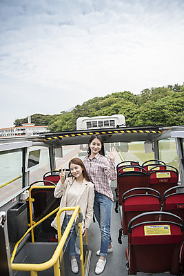 포토 JPG 주간 전신 우먼라이프 여자 여행 하늘 서기 미소 20대 성인 야외 두명 앞모습 관광지 친구 봄 우정 한국인 즐거움 브이 손인사 이층버스 여수 국내여행 봄여행 시티투어 성인여자만 국내포토 자연요소 라이프스타일 계절 감정 뷰포인트 관계 모션 버스 표정 사람 동양인 손짓 청년 인사 전라남도 여자만 성인만 파일형식
