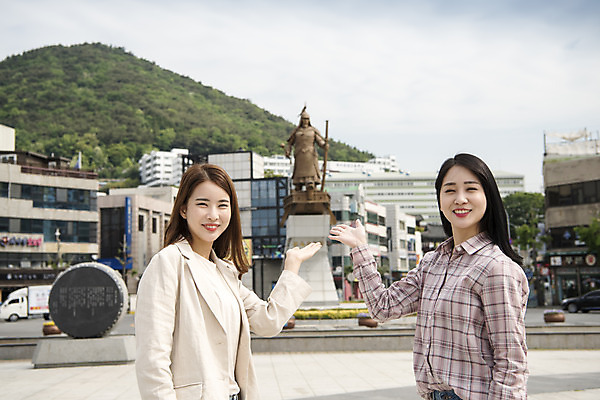 포토 JPG 주간 우먼라이프 여자 여행 안내 서기 미소 상반신 20대 성인 야외 두명 옆모습 관광지 친구 동상 봄 우정 한국인 가리킴 즐거움 여수 국내여행 봄여행 시티투어 성인여자만 이순신광장 국내포토 자연요소 라이프스타일 계절 감정 뷰포인트 관계 모션 표정 사람 동양인 손짓 청년 조형물 전라남도 광장 기념물 여자만 성인만 파일형식