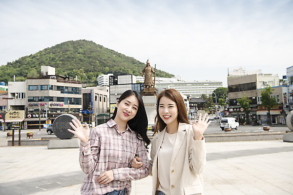 포토 JPG 주간 우먼라이프 여자 여행 서기 미소 상반신 20대 성인 야외 두명 앞모습 관광지 친구 동상 팔짱 봄 우정 한국인 즐거움 손인사 여수 국내여행 봄여행 시티투어 성인여자만 이순신광장 국내포토 자연요소 라이프스타일 계절 감정 뷰포인트 관계 모션 표정 사람 동양인 청년 조형물 인사 전라남도 광장 기념물 여자만 성인만 파일형식