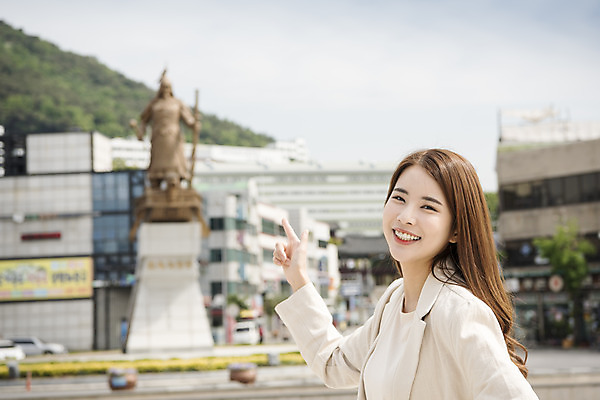 포토 JPG 주간 우먼라이프 여자 여행 한명 서기 미소 상반신 20대 성인 야외 옆모습 관광지 동상 봄 한국인 가리킴 즐거움 여수 국내여행 봄여행 시티투어 성인여자한명만 이순신광장 국내포토 자연요소 1 라이프스타일 계절 감정 뷰포인트 모션 표정 사람 동양인 손짓 청년 조형물 전라남도 광장 기념물 여자한명만 성인여자만 파일형식