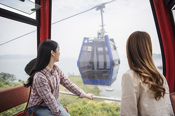 포토 JPG 주간 우먼라이프 응시 여자 여행 앉기 상반신 20대 성인 야외 두명 옆모습 관광지 친구 봄 우정 한국인 구경 즐거움 케이블카 여수 국내여행 봄여행 시티투어 성인여자만 국내포토 자연요소 라이프스타일 시선 계절 감정 뷰포인트 관계 모션 사람 동양인 청년 전라남도 여자만 성인만 파일형식