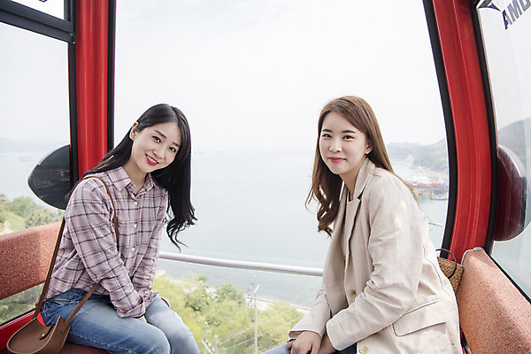 포토 JPG 주간 우먼라이프 여자 여행 미소 앉기 상반신 20대 성인 야외 두명 옆모습 관광지 친구 봄 우정 한국인 즐거움 케이블카 여수 국내여행 봄여행 시티투어 성인여자만 국내포토 자연요소 라이프스타일 계절 감정 뷰포인트 관계 모션 표정 사람 동양인 청년 전라남도 여자만 성인만 파일형식