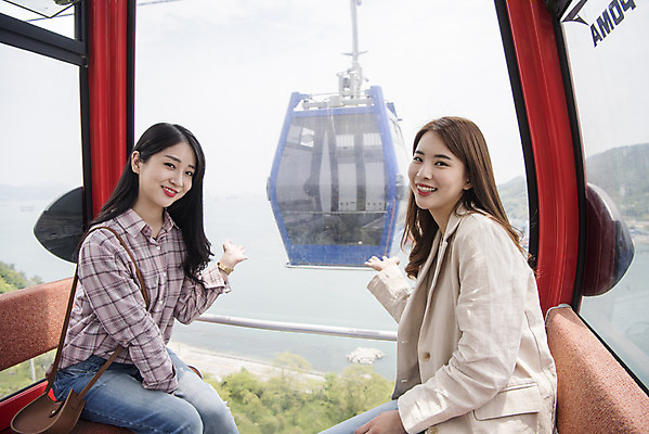 포토 JPG 주간 우먼라이프 여자 여행 미소 앉기 상반신 20대 성인 야외 두명 옆모습 관광지 친구 봄 우정 한국인 가리킴 즐거움 케이블카 여수 국내여행 봄여행 시티투어 성인여자만 국내포토 자연요소 라이프스타일 계절 감정 뷰포인트 관계 모션 표정 사람 동양인 손짓 청년 전라남도 여자만 성인만 파일형식