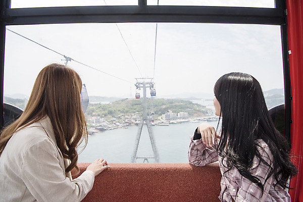 포토 JPG 주간 우먼라이프 응시 여자 여행 앉기 상반신 20대 성인 야외 두명 옆모습 관광지 친구 봄 우정 한국인 구경 즐거움 케이블카 여수 국내여행 봄여행 시티투어 성인여자만 국내포토 자연요소 라이프스타일 시선 계절 감정 뷰포인트 관계 모션 사람 동양인 청년 전라남도 여자만 성인만 파일형식