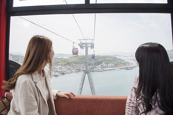 포토 JPG 주간 우먼라이프 응시 여자 여행 앉기 상반신 20대 성인 야외 두명 옆모습 관광지 친구 봄 우정 한국인 구경 즐거움 케이블카 여수 국내여행 봄여행 시티투어 성인여자만 국내포토 자연요소 라이프스타일 시선 계절 감정 뷰포인트 관계 모션 사람 동양인 청년 전라남도 여자만 성인만 파일형식