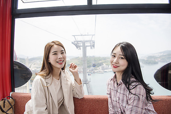 포토 JPG 주간 우먼라이프 여자 여행 미소 앉기 상반신 20대 성인 야외 두명 옆모습 관광지 친구 봄 우정 한국인 즐거움 케이블카 여수 국내여행 봄여행 시티투어 성인여자만 국내포토 자연요소 라이프스타일 계절 감정 뷰포인트 관계 모션 표정 사람 동양인 청년 전라남도 여자만 성인만 파일형식