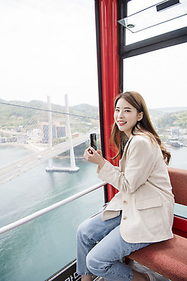 포토 JPG 주간 우먼라이프 여자 여행 한명 미소 앉기 상반신 20대 성인 야외 옆모습 관광지 스마트폰 사진촬영 봄 한국인 즐거움 케이블카 여수 국내여행 봄여행 시티투어 성인여자한명만 국내포토 자연요소 1 라이프스타일 계절 감정 뷰포인트 모션 표정 사람 동양인 청년 핸드폰 스마트기기 촬영 전라남도 여자한명만 성인여자만 파일형식