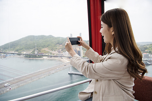 포토 JPG 주간 우먼라이프 여자 여행 한명 미소 앉기 상반신 20대 성인 야외 옆모습 관광지 스마트폰 사진촬영 봄 한국인 즐거움 케이블카 여수 국내여행 봄여행 시티투어 성인여자한명만 국내포토 자연요소 1 라이프스타일 계절 감정 뷰포인트 모션 표정 사람 동양인 청년 핸드폰 스마트기기 촬영 전라남도 여자한명만 성인여자만 파일형식