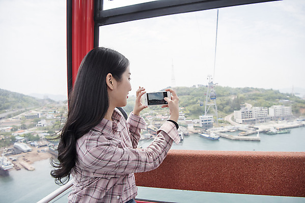 포토 JPG 주간 우먼라이프 여자 여행 한명 앉기 상반신 20대 성인 야외 옆모습 관광지 스마트폰 사진촬영 봄 한국인 즐거움 케이블카 여수 국내여행 봄여행 시티투어 성인여자한명만 국내포토 자연요소 1 라이프스타일 계절 감정 뷰포인트 모션 사람 동양인 청년 핸드폰 스마트기기 촬영 전라남도 여자한명만 성인여자만 파일형식