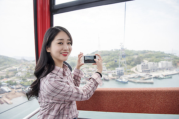 포토 JPG 주간 우먼라이프 여자 여행 한명 미소 앉기 상반신 20대 성인 야외 옆모습 관광지 스마트폰 사진촬영 봄 한국인 즐거움 케이블카 여수 국내여행 봄여행 시티투어 성인여자한명만 국내포토 자연요소 1 라이프스타일 계절 감정 뷰포인트 모션 표정 사람 동양인 청년 핸드폰 스마트기기 촬영 전라남도 여자한명만 성인여자만 파일형식