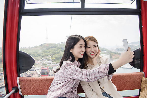 포토 JPG 주간 우먼라이프 여자 여행 미소 들기 앉기 상반신 20대 성인 야외 두명 옆모습 관광지 친구 스마트폰 봄 우정 한국인 셀프카메라 즐거움 케이블카 여수 국내여행 봄여행 시티투어 성인여자만 국내포토 자연요소 라이프스타일 계절 감정 뷰포인트 관계 모션 표정 사람 동양인 청년 핸드폰 스마트기기 사진촬영 전라남도 여자만 성인만 파일형식