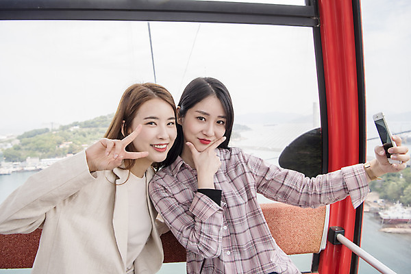 포토 JPG 주간 우먼라이프 여자 여행 미소 들기 앉기 상반신 20대 성인 야외 두명 앞모습 관광지 친구 스마트폰 봄 우정 한국인 셀프카메라 즐거움 브이 케이블카 여수 국내여행 봄여행 시티투어 성인여자만 국내포토 자연요소 라이프스타일 계절 감정 뷰포인트 관계 모션 표정 사람 동양인 손짓 청년 핸드폰 스마트기기 사진촬영 전라남도 여자만 성인만 파일형식