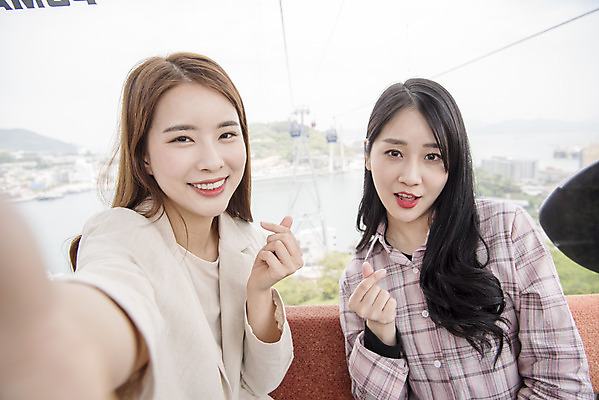 포토 JPG 주간 우먼라이프 여자 여행 미소 앉기 상반신 20대 성인 야외 두명 옆모습 관광지 친구 봄 우정 한국인 셀프카메라 즐거움 케이블카 여수 손하트 국내여행 봄여행 시티투어 성인여자만 국내포토 자연요소 라이프스타일 계절 감정 뷰포인트 관계 모션 표정 사람 동양인 손짓 청년 사진촬영 전라남도 여자만 성인만 파일형식