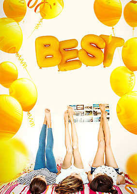 PSD 서양인 외국인 편집이미지 여자 리본 사람 20대 성인 타이포그라피 세명 친구 눕기 노란색 파티 우정 다리 즐거움 파자마파티 풍선 홈파티 성인여자만 이미지편집 문자 감정 컬러 관계 모션 인종 이벤트 청년 신체부위 여자만 성인만 파일형식