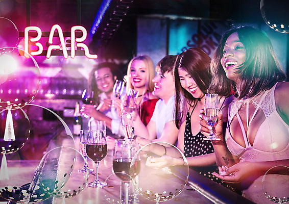 PSD 서양인 외국인 편집이미지 여자 남자 흑인 사람 앉기 동양인 여러명 20대 성인 친구 컬러풀 파티 와인 우정 한국인 칵테일 바 술집 네온 풍선 칵테일파티 성인만 이미지편집 컬러 다수 관계 모션 주류 인종 이벤트 청년 파일형식