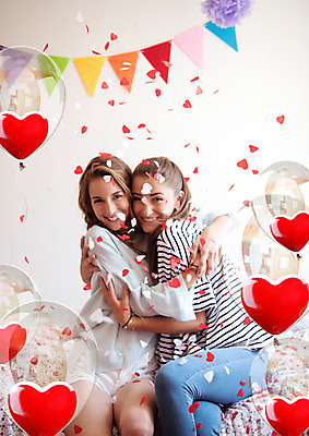 PSD 서양인 외국인 편집이미지 여자 꽃잎 포옹 사람 20대 두명 친구 컬러풀 파티 우정 하트 하트풍선 풍선 가랜드 홈파티 성인여자만 이미지편집 모양 꽃 컬러 관계 안기 인종 이벤트 청년 파티용품 여자만 성인만 파일형식