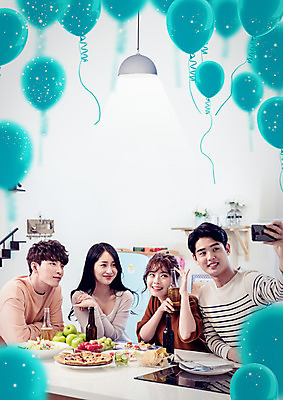 PSD 편집이미지 여자 남자 음식 조명 요리 웃음 들기 여러명 20대 성인 초록색 친구 스마트폰 컬러풀 주방 사진촬영 우정 한국인 셀프카메라 즐거움 풍선 홈파티 성인만 이미지편집 감정 컬러 다수 관계 모션 표정 사람 동양인 청년 핸드폰 스마트기기 파티 촬영 파일형식