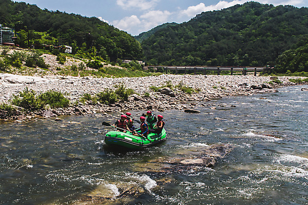 포토 JPG 주간 여자 남자 레저 협력 한국 풍경 여러명 20대 성인 야외 여름 30대 레포츠 관광지 하이앵글 계곡 여름풍경 한국인 바위 급류 급류타기 즐거움 항공촬영 국내여행 하계레포츠 성인만 내린천 액티비티 국내포토 자연요소 계절 감정 아시아 뷰포인트 여행 다수 사람 동양인 청년 장년 돌_바위 수상스포츠 인제군 파일형식 여름_계절