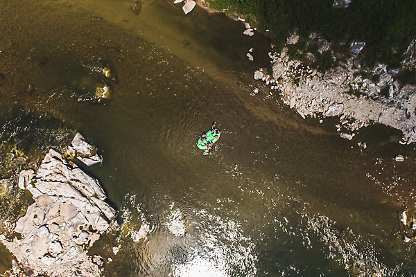 포토 JPG 주간 여자 남자 레저 협력 한국 풍경 여러명 20대 성인 야외 여름 30대 레포츠 관광지 하이앵글 계곡 여름풍경 한국인 바위 급류 급류타기 즐거움 항공촬영 국내여행 하계레포츠 성인만 내린천 액티비티 국내포토 자연요소 계절 감정 아시아 뷰포인트 여행 다수 사람 동양인 청년 장년 돌_바위 수상스포츠 인제군 파일형식 여름_계절