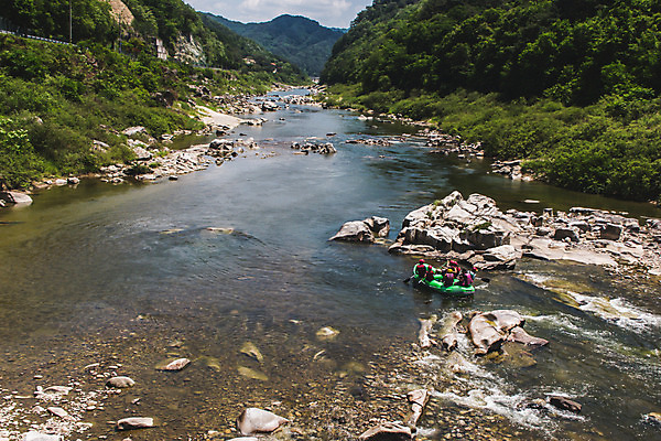 포토 JPG 주간 여자 남자 레저 협력 한국 풍경 여러명 20대 성인 야외 여름 30대 레포츠 관광지 하이앵글 계곡 여름풍경 한국인 바위 급류 급류타기 즐거움 항공촬영 국내여행 하계레포츠 성인만 내린천 액티비티 국내포토 자연요소 계절 감정 아시아 뷰포인트 여행 다수 사람 동양인 청년 장년 돌_바위 수상스포츠 인제군 파일형식 여름_계절