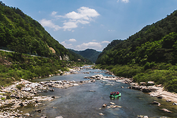 포토 JPG 주간 여자 남자 레저 협력 한국 풍경 여러명 20대 성인 야외 여름 30대 레포츠 관광지 하이앵글 계곡 여름풍경 한국인 바위 급류 급류타기 즐거움 항공촬영 국내여행 하계레포츠 성인만 내린천 액티비티 국내포토 자연요소 계절 감정 아시아 뷰포인트 여행 다수 사람 동양인 청년 장년 돌_바위 수상스포츠 인제군 파일형식 여름_계절