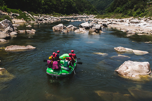 포토 JPG 주간 여자 남자 레저 협력 한국 풍경 여러명 20대 성인 야외 여름 30대 레포츠 관광지 하이앵글 계곡 여름풍경 한국인 바위 급류 급류타기 즐거움 항공촬영 국내여행 하계레포츠 성인만 내린천 액티비티 국내포토 자연요소 계절 감정 아시아 뷰포인트 여행 다수 사람 동양인 청년 장년 돌_바위 수상스포츠 인제군 파일형식 여름_계절