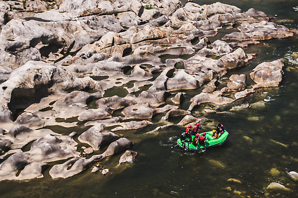 포토 JPG 주간 여자 남자 레저 협력 한국 풍경 여러명 20대 성인 야외 여름 30대 레포츠 관광지 하이앵글 계곡 여름풍경 한국인 바위 급류 급류타기 즐거움 항공촬영 국내여행 하계레포츠 성인만 내린천 액티비티 국내포토 자연요소 계절 감정 아시아 뷰포인트 여행 다수 사람 동양인 청년 장년 돌_바위 수상스포츠 인제군 파일형식 여름_계절