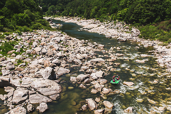 포토 JPG 주간 여자 남자 레저 협력 한국 풍경 여러명 20대 성인 야외 여름 30대 레포츠 관광지 하이앵글 계곡 여름풍경 한국인 바위 급류 급류타기 즐거움 항공촬영 국내여행 하계레포츠 성인만 내린천 액티비티 국내포토 자연요소 계절 감정 아시아 뷰포인트 여행 다수 사람 동양인 청년 장년 돌_바위 수상스포츠 인제군 파일형식 여름_계절