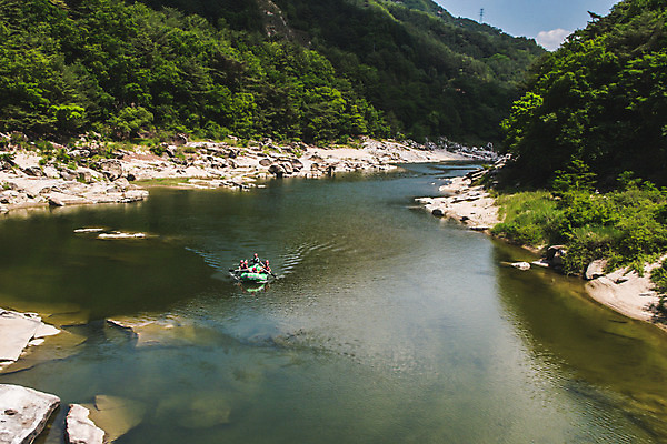 포토 JPG 주간 여자 남자 레저 협력 한국 풍경 여러명 20대 성인 야외 여름 30대 레포츠 관광지 하이앵글 계곡 여름풍경 한국인 바위 급류 급류타기 즐거움 항공촬영 국내여행 하계레포츠 성인만 내린천 액티비티 국내포토 자연요소 계절 감정 아시아 뷰포인트 여행 다수 사람 동양인 청년 장년 돌_바위 수상스포츠 인제군 파일형식 여름_계절