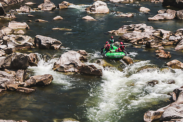 포토 JPG 주간 여자 남자 레저 협력 한국 풍경 여러명 20대 성인 야외 여름 30대 레포츠 관광지 하이앵글 계곡 여름풍경 한국인 바위 급류 급류타기 즐거움 항공촬영 국내여행 하계레포츠 성인만 내린천 액티비티 국내포토 자연요소 계절 감정 아시아 뷰포인트 여행 다수 사람 동양인 청년 장년 돌_바위 수상스포츠 인제군 파일형식 여름_계절