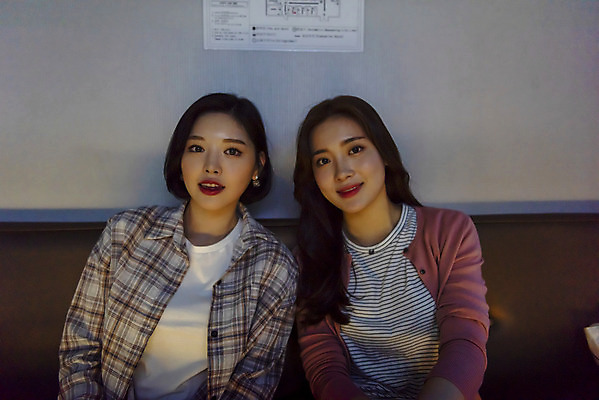 포토 JPG 여자 실내 미소 앉기 상반신 20대 성인 두명 앞모습 친구 우정 한국인 즐거움 노래방 스트레스해소 성인여자만 인싸 코인노래방 국내포토 감정 뷰포인트 관계 모션 표정 사람 동양인 청년 내부 신조어 약어 여자만 성인만 파일형식