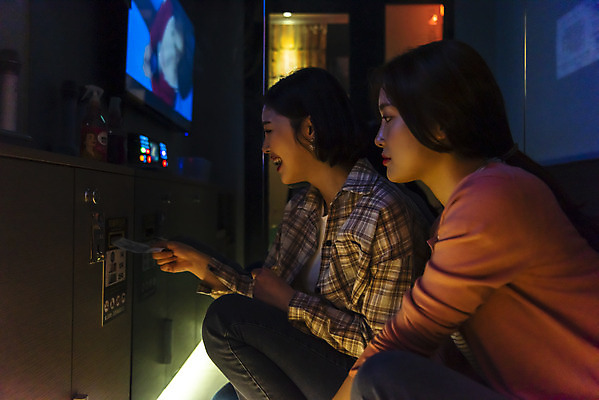 포토 JPG 응시 여자 돈 실내 미소 앉기 상반신 20대 성인 두명 옆모습 친구 우정 한국인 즐거움 노래방 넣기 노래방기계 스트레스해소 성인여자만 인싸 코인노래방 무인매장 국내포토 시선 감정 뷰포인트 관계 모션 표정 사람 동양인 청년 내부 상점 재산 신조어 약어 여자만 성인만 파일형식