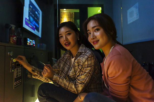 포토 JPG 응시 여자 실내 미소 앉기 상반신 20대 성인 두명 옆모습 친구 동전 우정 한국인 즐거움 노래방 넣기 노래방기계 스트레스해소 성인여자만 인싸 코인노래방 무인매장 국내포토 시선 감정 뷰포인트 돈 관계 모션 표정 사람 동양인 청년 내부 상점 신조어 약어 여자만 성인만 파일형식