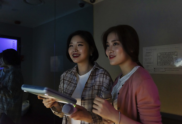 포토 JPG 응시 여자 실내 서기 미소 들기 상반신 20대 성인 두명 친구 우정 한국인 리모컨 마이크 즐거움 노래방 스트레스해소 성인여자만 인싸 코인노래방 국내포토 시선 감정 음향기기 관계 모션 표정 사람 동양인 청년 내부 신조어 약어 여자만 성인만 파일형식