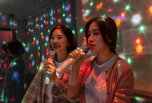 포토 JPG 응시 여자 노래 실내 서기 미소 들기 상반신 20대 성인 두명 옆모습 친구 우정 한국인 마이크 즐거움 노래방 듀엣 스트레스해소 성인여자만 인싸 코인노래방 국내포토 시선 감정 음악 뷰포인트 음향기기 관계 모션 표정 사람 동양인 청년 내부 신조어 약어 여자만 성인만 파일형식