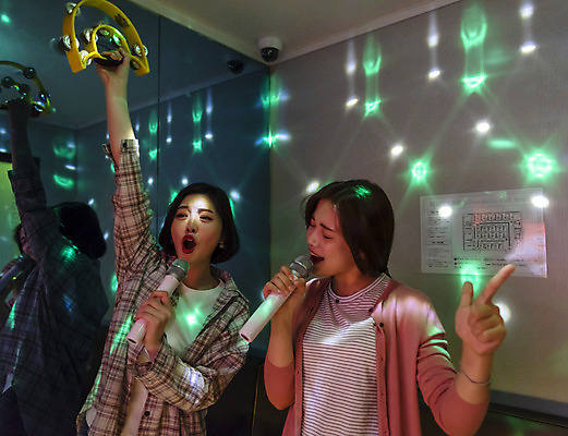 포토 JPG 여자 실내 서기 들기 상반신 20대 성인 두명 앞모습 친구 외침 우정 기쁨 한국인 마이크 즐거움 열정 탬버린 노래방 스트레스해소 열창 성인여자만 인싸 코인노래방 국내포토 감정 뷰포인트 음향기기 노래 관계 모션 타악기 사람 동양인 청년 내부 소리 신조어 약어 여자만 성인만 파일형식