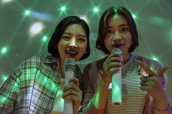 포토 JPG 여자 노래 실내 서기 미소 들기 상반신 20대 성인 두명 앞모습 친구 우정 한국인 가리킴 마이크 즐거움 노래방 듀엣 스트레스해소 성인여자만 인싸 코인노래방 국내포토 감정 음악 뷰포인트 음향기기 관계 모션 표정 사람 동양인 손짓 청년 내부 신조어 약어 여자만 성인만 파일형식